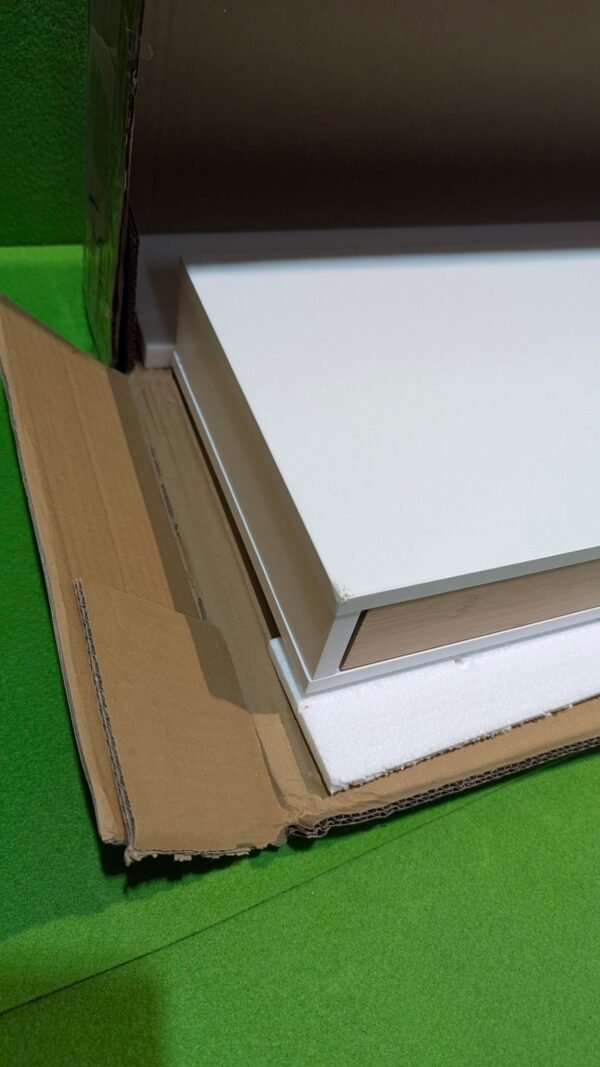 Paquete de mueble blanco parcialmente abierto en carton