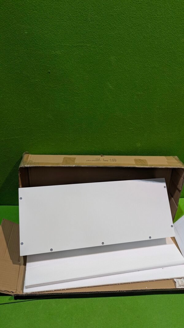 Panel blanco en caja de cartón abierta