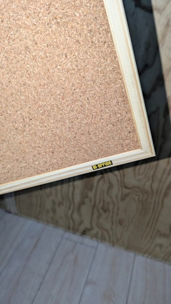 Tablero de corcho con fondo de madera