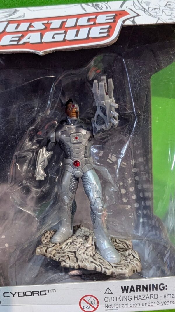 PXL_20251211_112506160.MP_-scaled-1.jpg Schleich DC Comics - Figura Cyborg