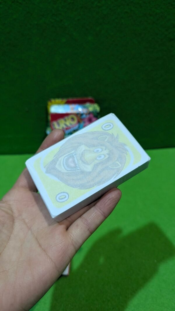 Baraja de cartas UNO en mano