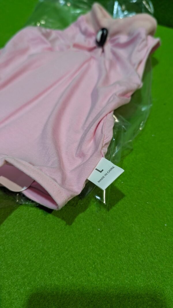 Camiseta rosa con etiqueta 'Made in China'