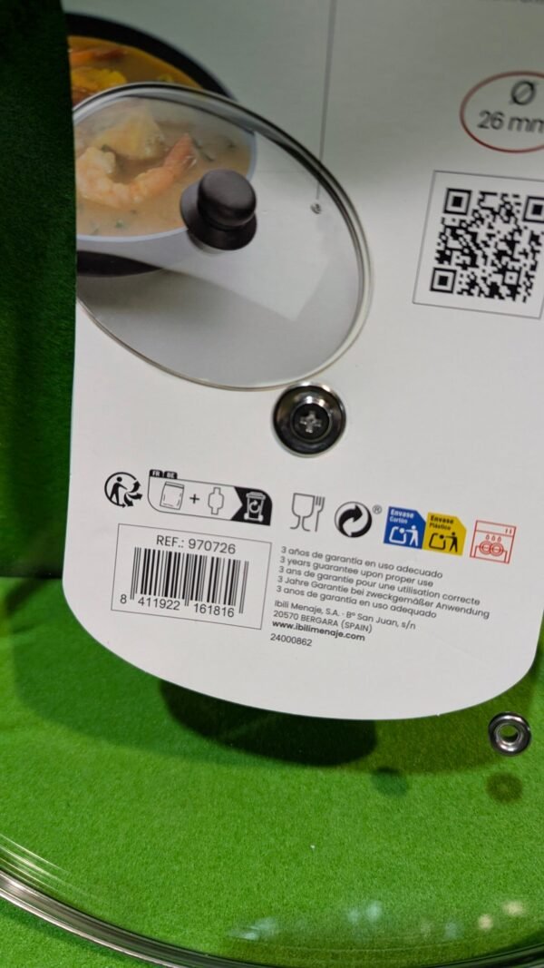 Tapa de olla verde con etiqueta informativa.