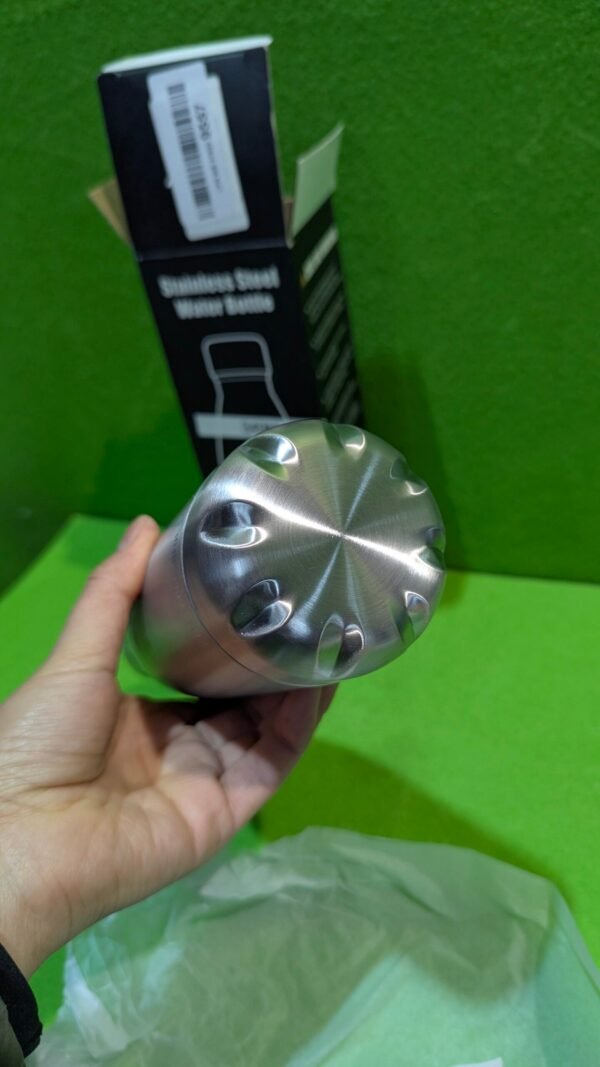 PXL_20260106_192733609-scaled-1.jpg Botella de agua de acero inoxidable en caja.