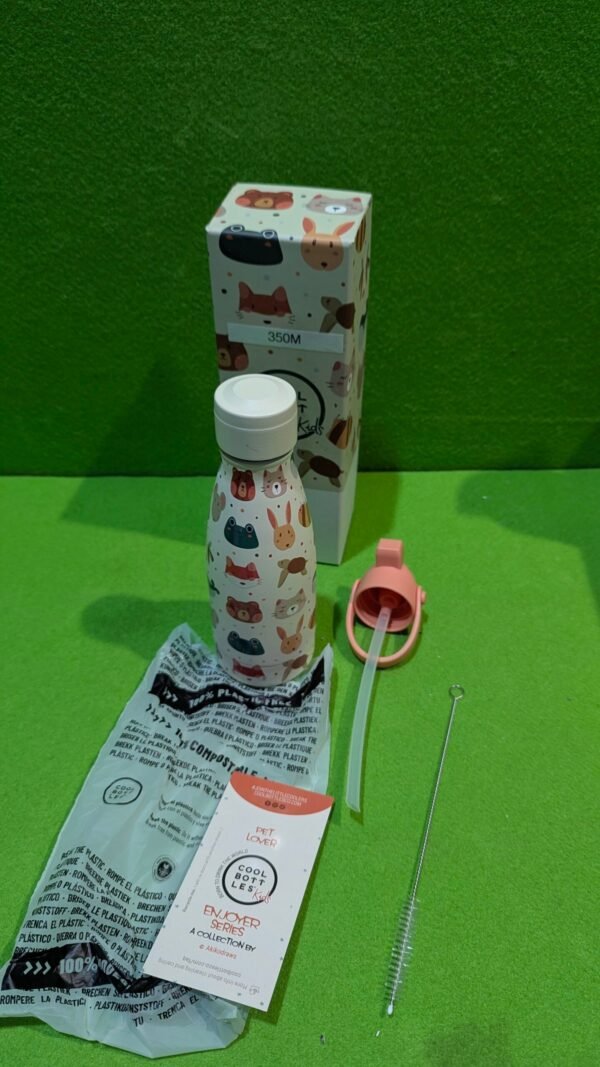 PXL_20260106_193154983-scaled-1.jpg Botella infantil con animales, accesorios y caja decorativa.