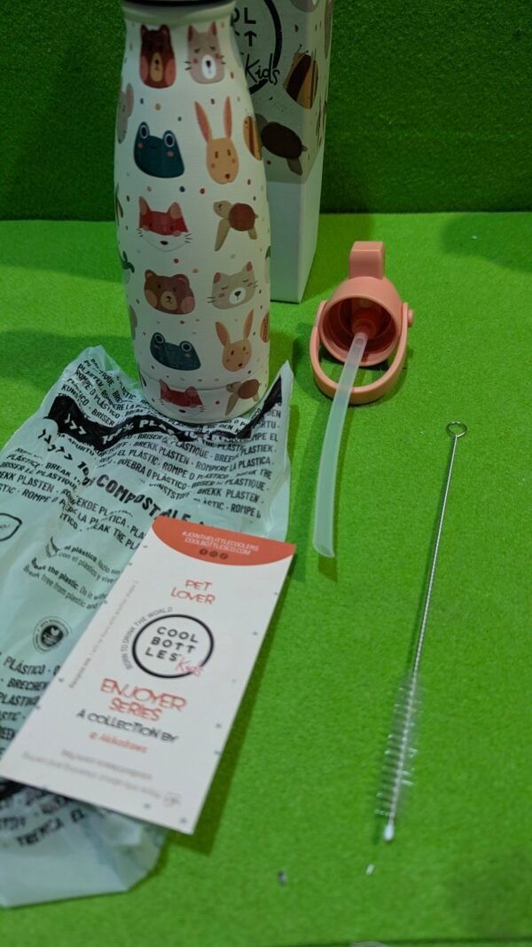 PXL_20260106_193159571-scaled-1.jpg Botella infantil con diseño de animales.