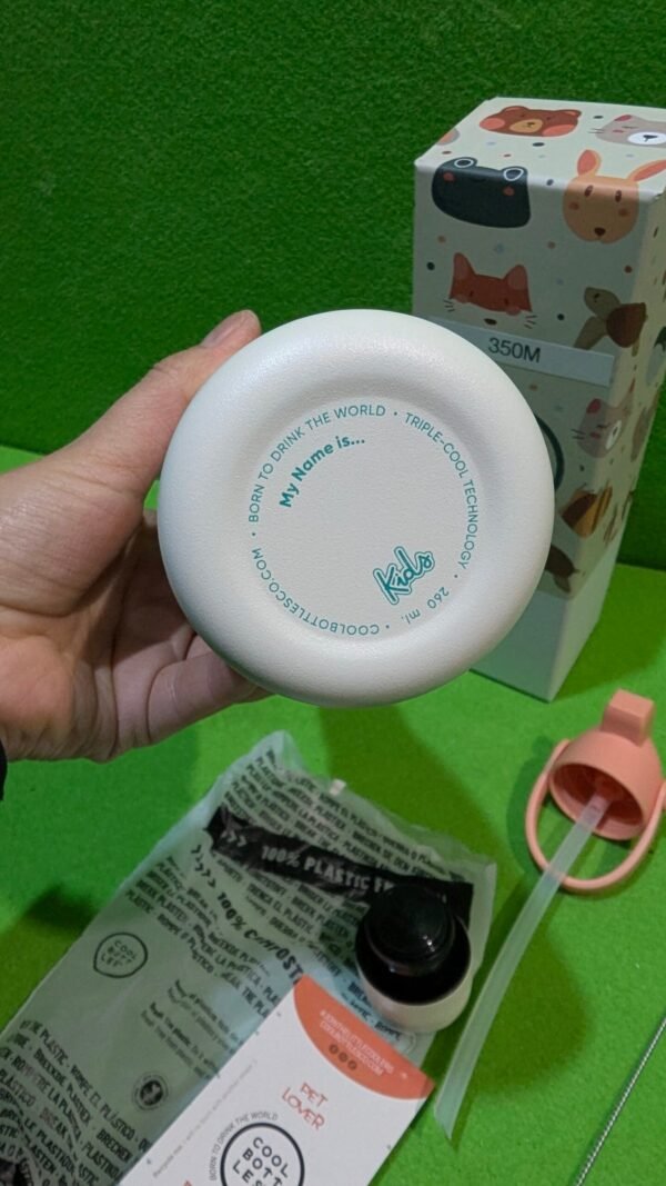 PXL_20260106_193215675-scaled-1.jpg Botella reutilizable infantil con diseño de animales.