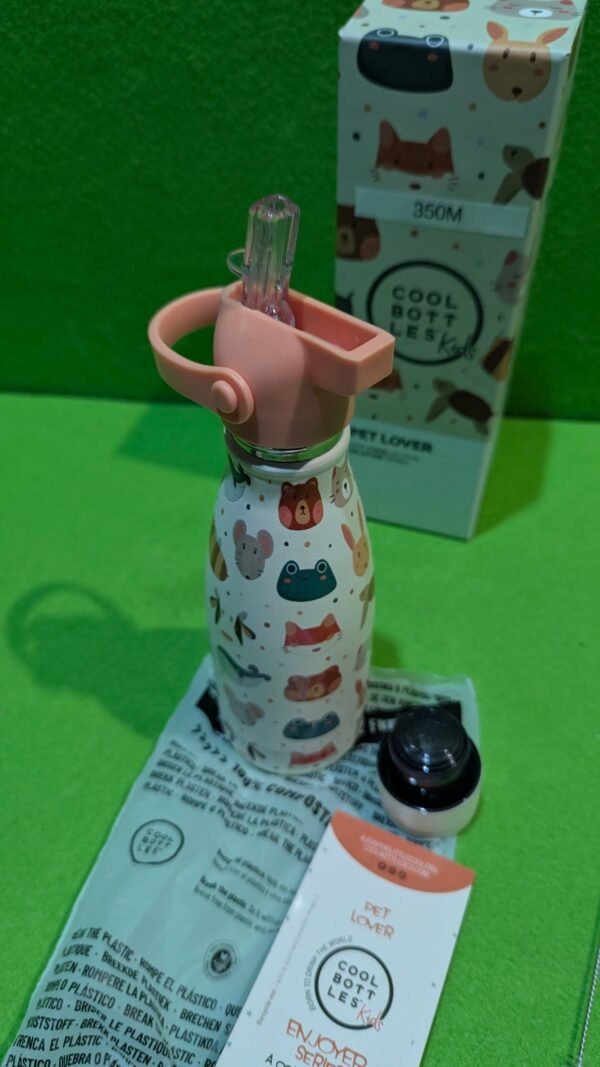 PXL_20260106_193233129-scaled-1.jpg Botella infantil con animales y pajita rosa.