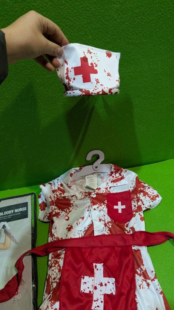 PXL_20260111_173443561-scaled-1.jpg Disfraz de Enfermera Zombi Niña 5-6 años