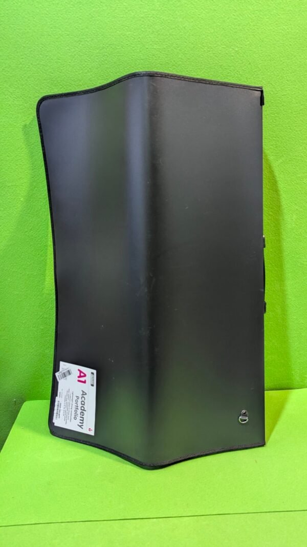 Carpeta negra sobre fondo verde.