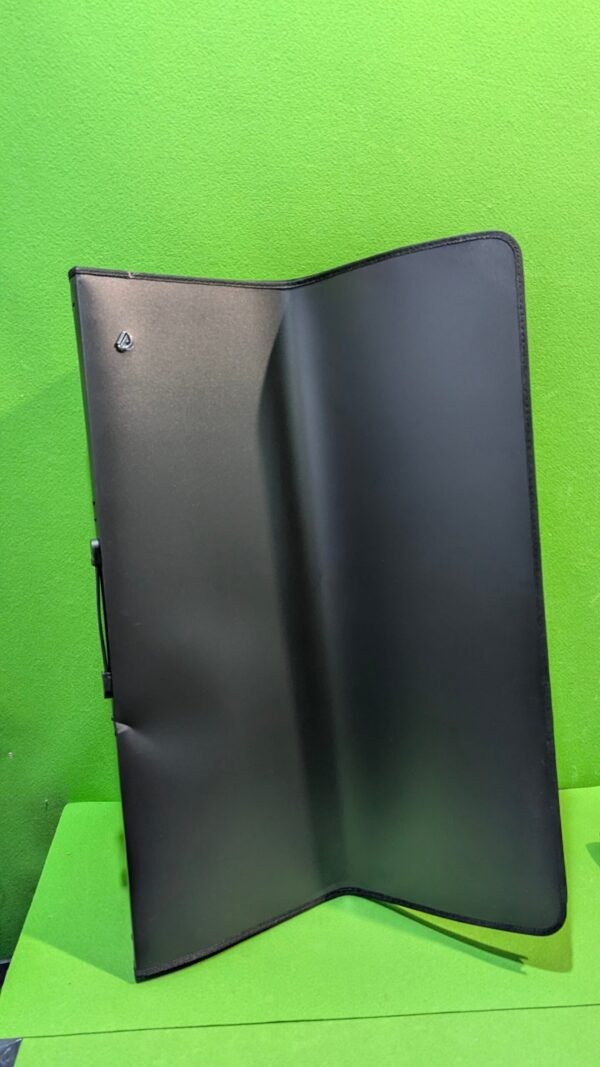 Carpeta negra sobre fondo verde.