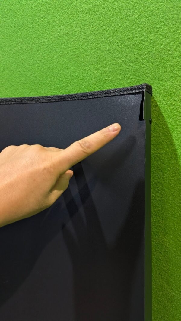 Dedo señalando esquina rota de panel negro