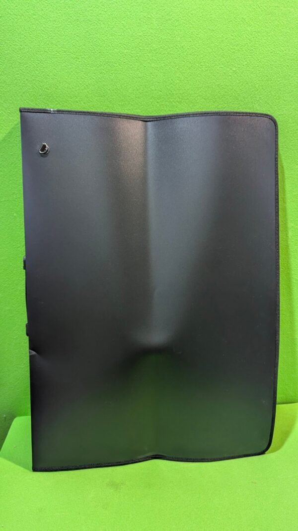 Funda negra abierta sobre fondo verde