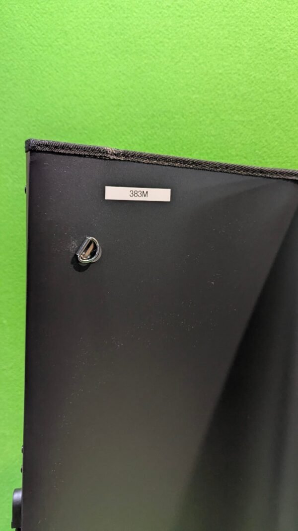 Etiqueta 383M en superficie negra con fondo verde.