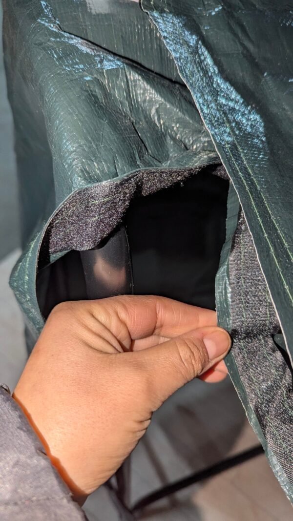 Mano tocando apertura velcro lona verde.