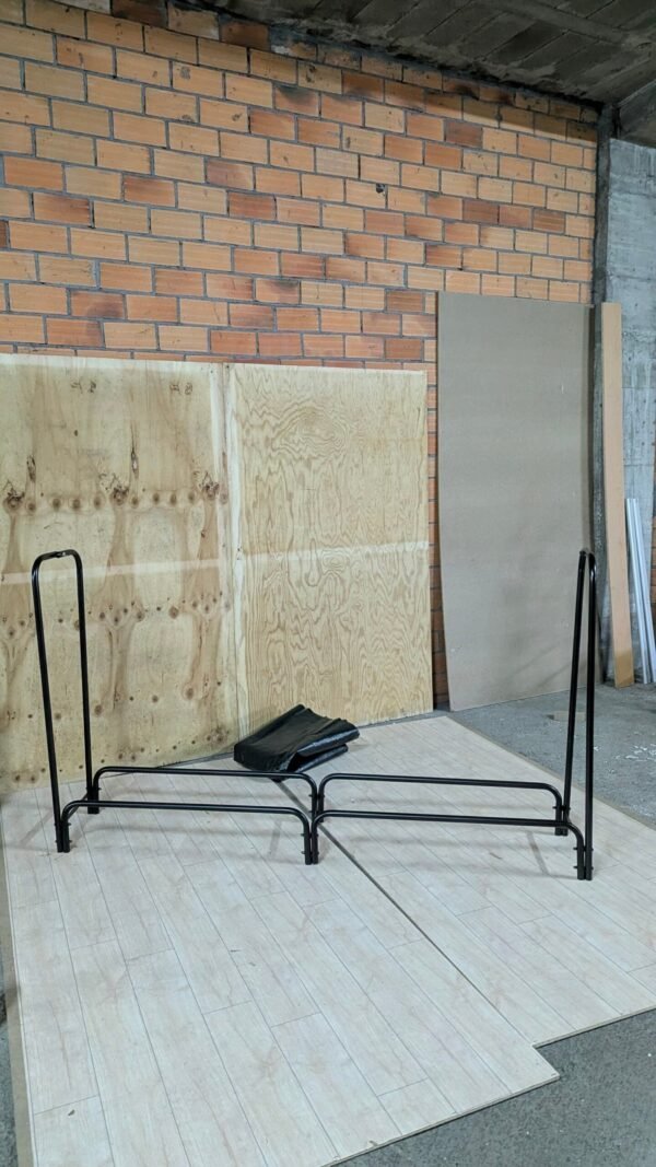 Estructura de cama sobre suelo de madera clara.