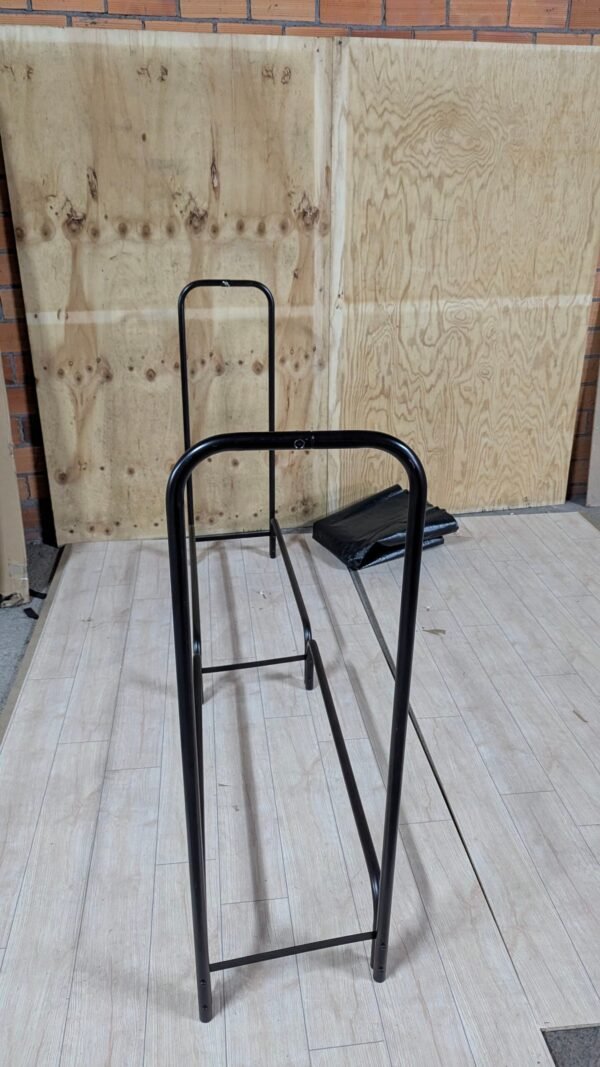 Estructura metálica sobre suelo de madera