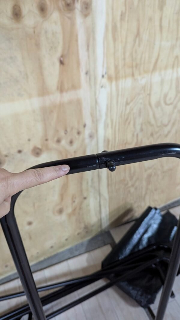 Persona ajustando estructura de metal con perno