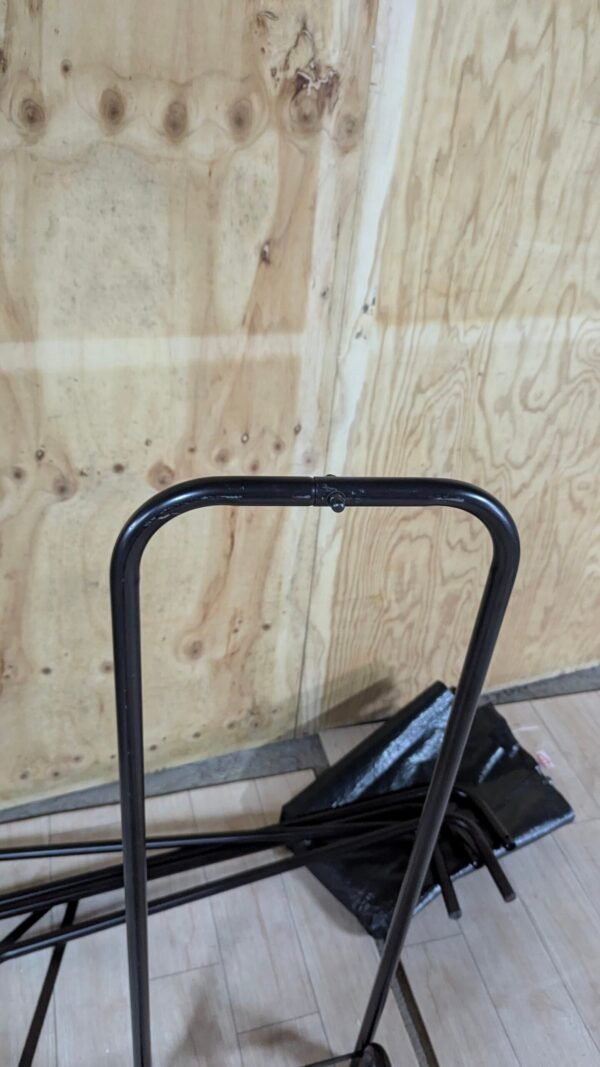 Mangos de metal frente a pared de madera clara.