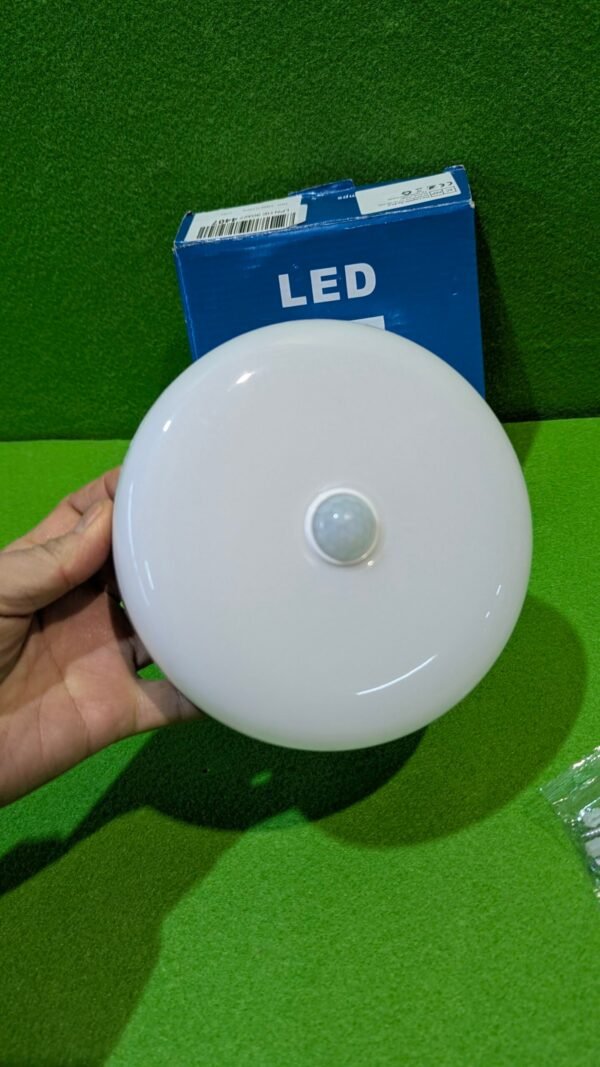 Lámpara LED con sensor de movimiento y caja