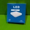 Caja de luz LED 15W azul sobre fondo verde.
