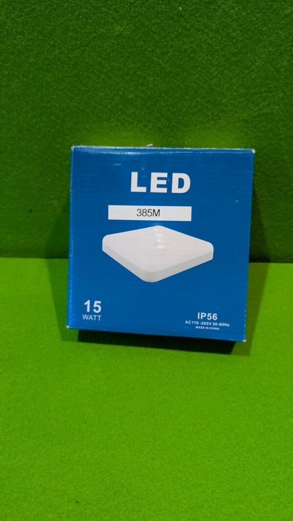 Caja de luz LED 15W azul sobre fondo verde.