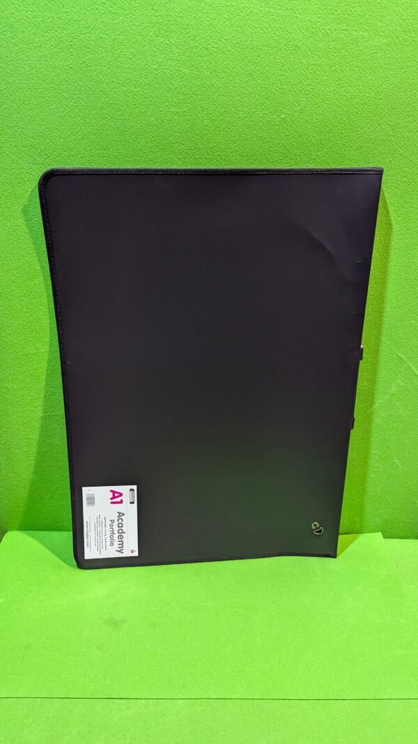 Carpeta negra sobre fondo verde brillante.