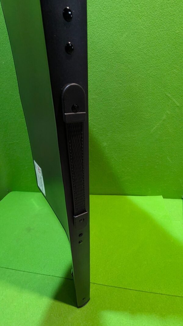 Monitor plano sobre fondo verde vibrante