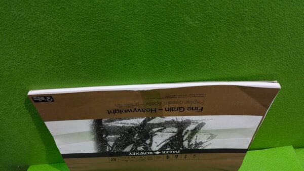 Bloc de papel para dibujo en fondo verde.