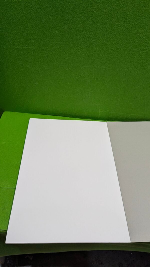 Hoja blanca sobre fondo verde