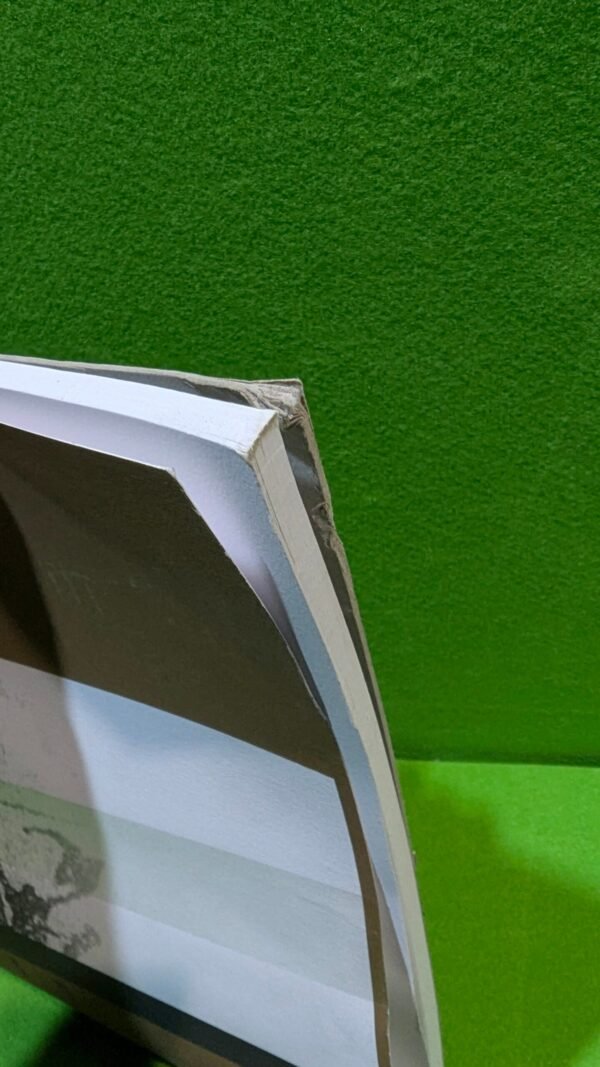 Libro en esquina sobre fondo verde brillante.