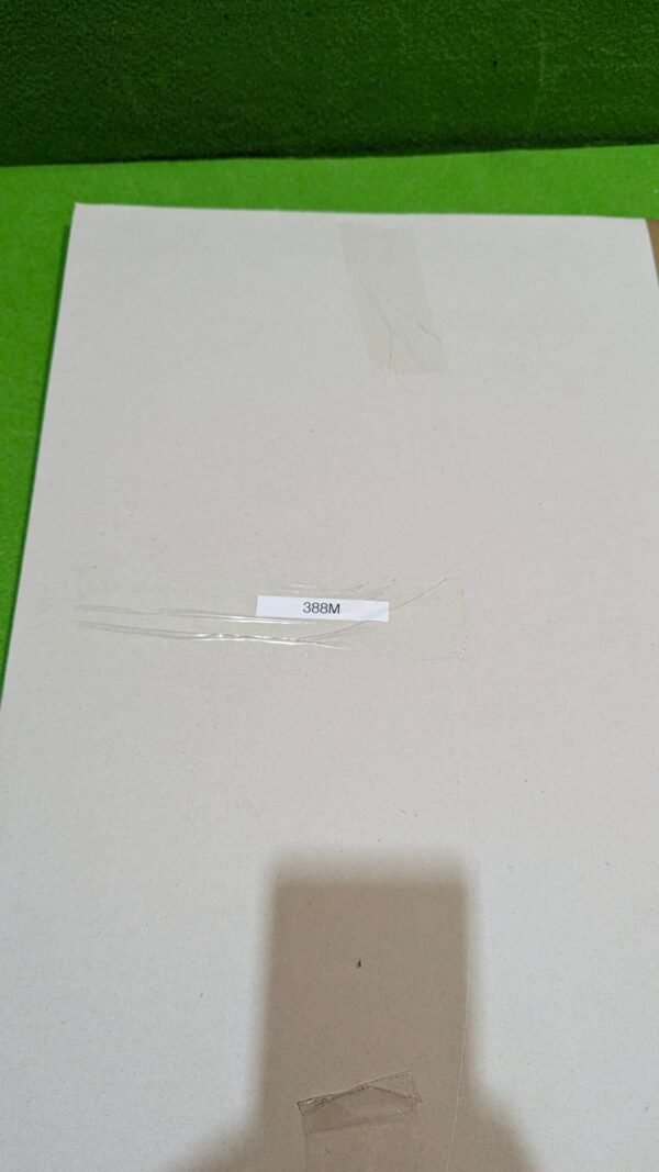 Papel blanco con cinta adhesiva y etiqueta 388M.