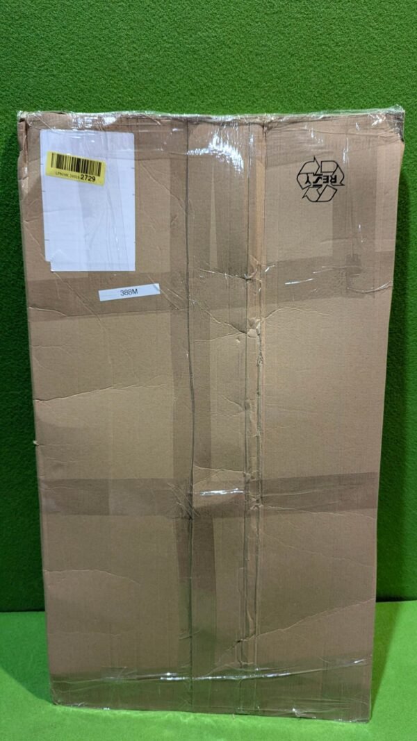 Caja de cartón reciclado sobre fondo verde.