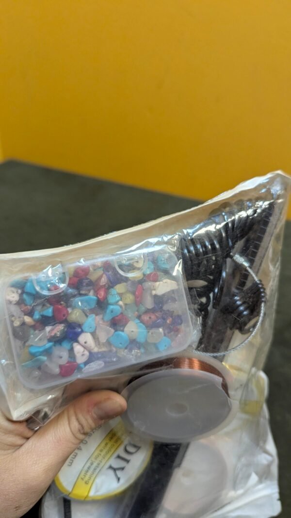 PXL_20260204_184500191-scaled-1.jpg Conjunto de abalorios y materiales de bisutería artesanales.