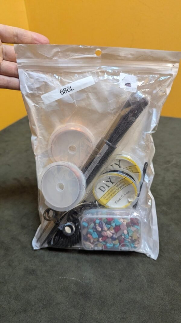 PXL_20260204_184504516-scaled-1.jpg Kit de manualidades con herramientas y cuentas de colores.