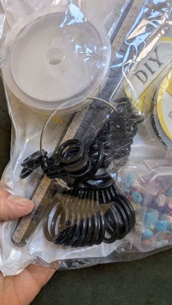 PXL_20260204_184548980-scaled-1.jpg Kit de herramientas para manualidades en bolsa transparente.