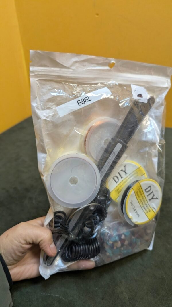 PXL_20260204_184601765-scaled-1.jpg Kit de herramientas DIY en bolsa transparente.