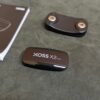 Sensor de velocidad XOSS X2 Pro y accesorios en mesa.