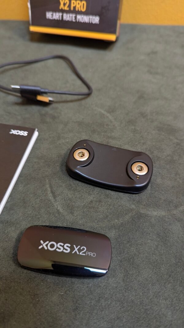 Monitor de ritmo cardíaco XOSS X2 Pro en mesa