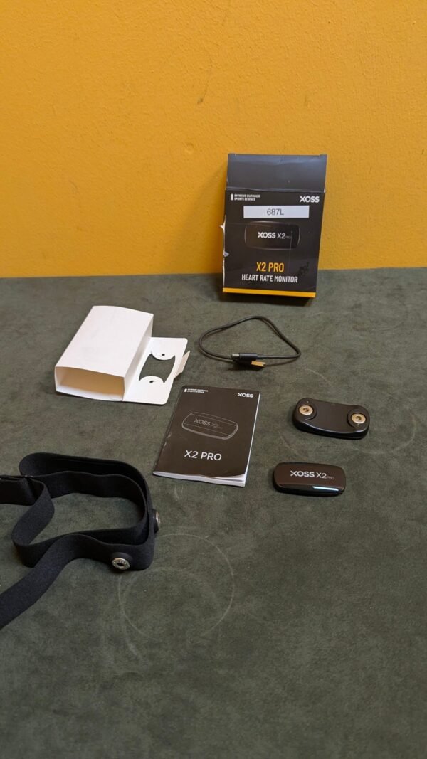 Monitor de frecuencia cardíaca XOSS X2 Pro y accesorios.