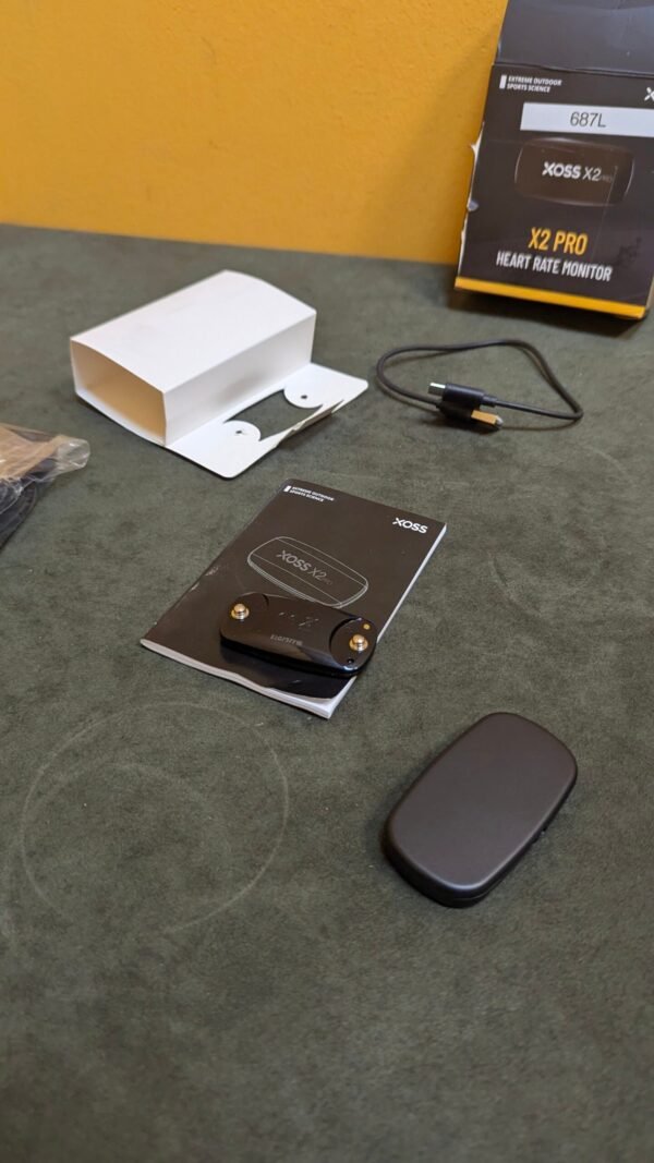 Monitor de ritmo cardíaco XOSS X2 Pro y accesorios.