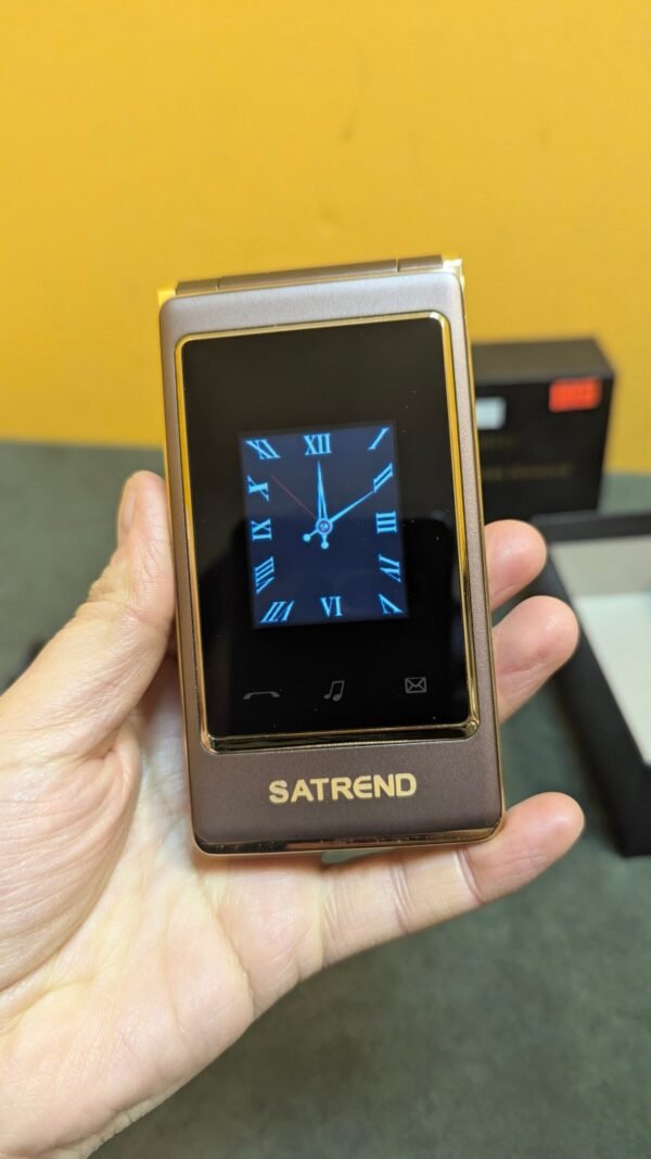Teléfono plegable con pantalla de reloj analógico.