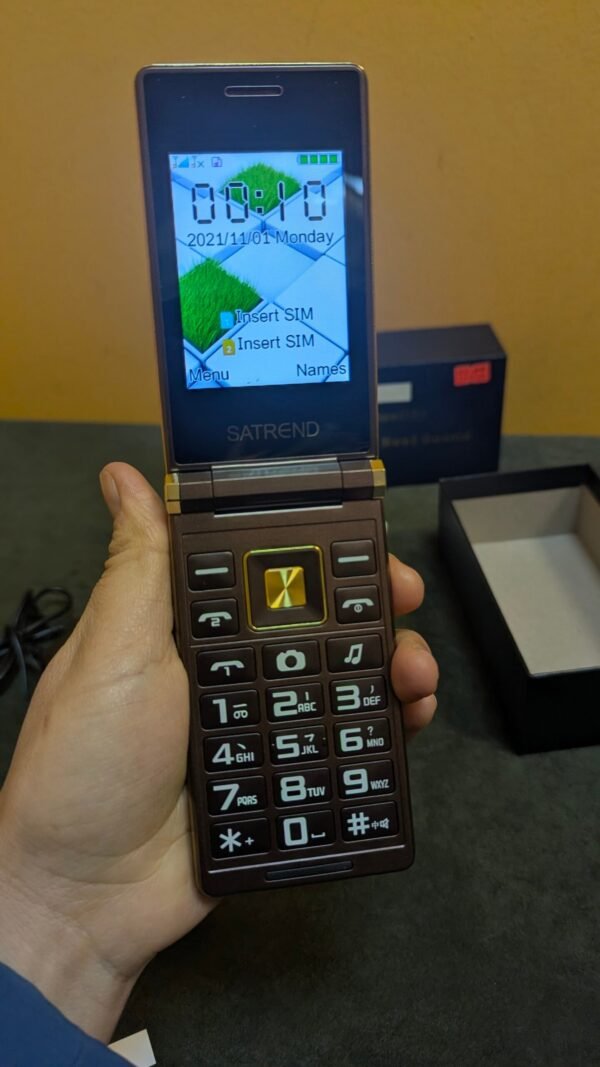 Teléfono móvil de tapa abierto mostrando pantalla y teclado.