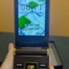 Teléfono móvil plegable con pantalla de inicio.