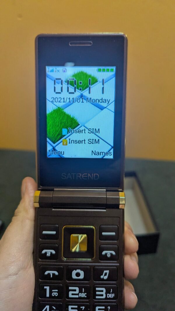 Teléfono móvil plegable con pantalla de inicio.