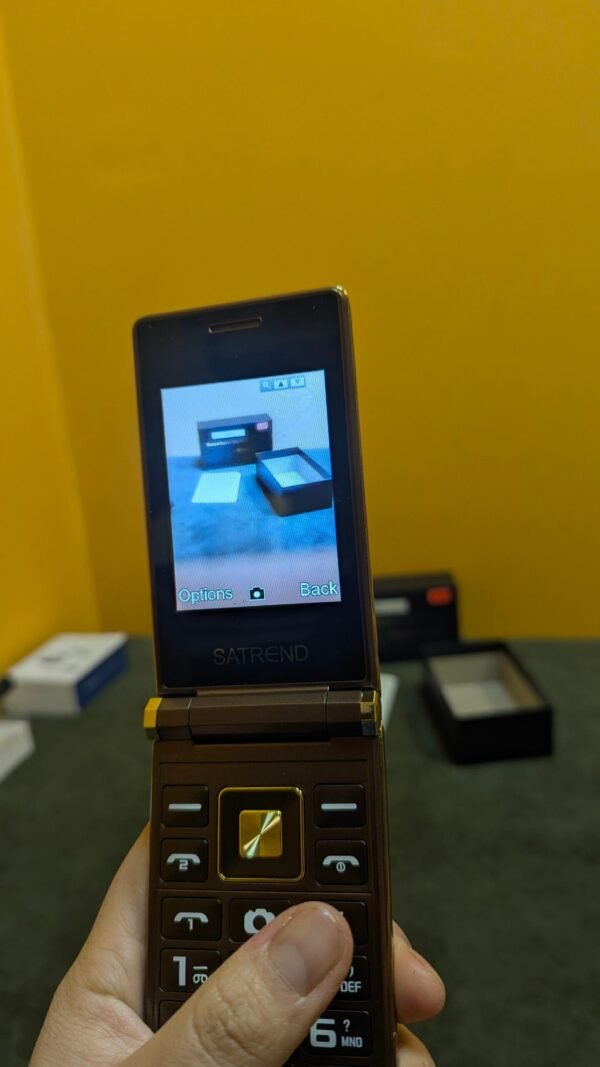 Teléfono de tapa marrón con pantalla abierta.