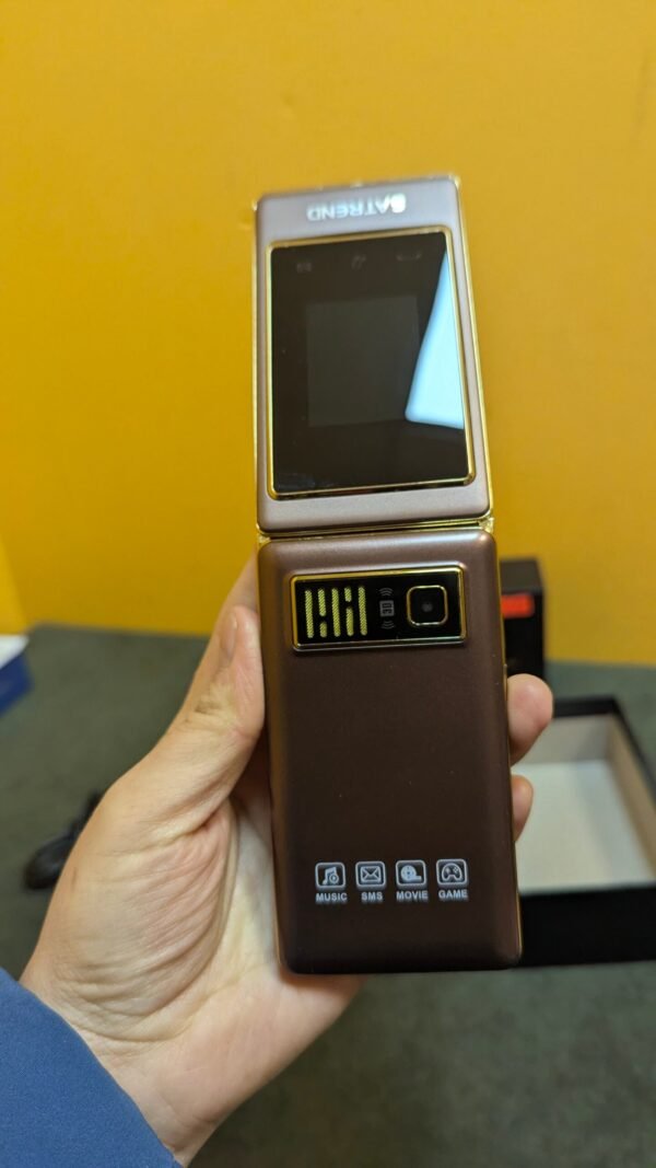 Teléfono móvil plegable vintage en mano.