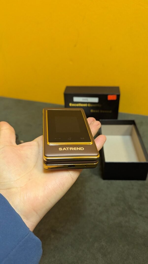 Teléfono plegable dorado en una mano.