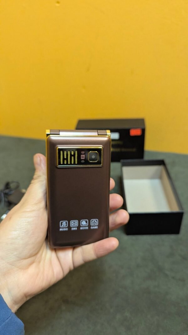 Teléfono plegable marrón en mano