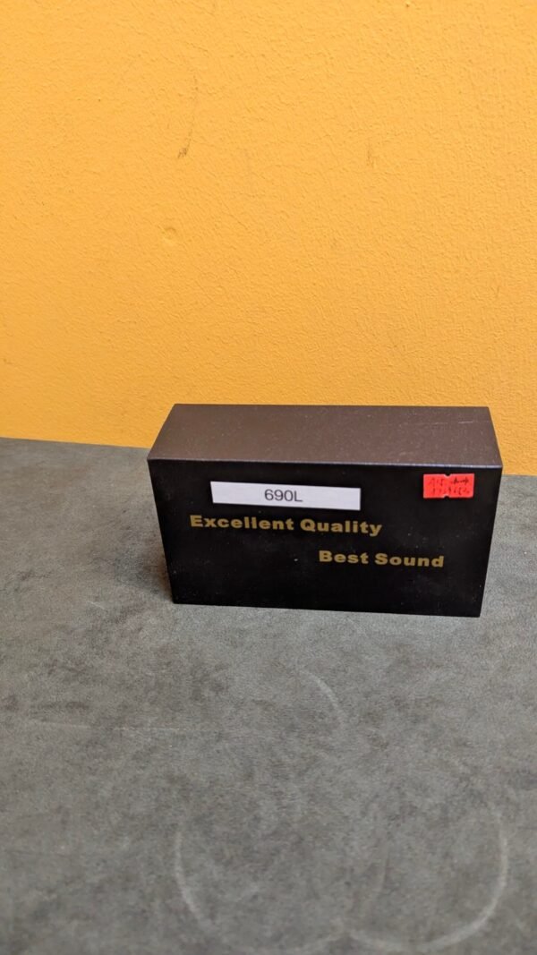 Caja negra con texto: calidad excelente, mejor sonido.